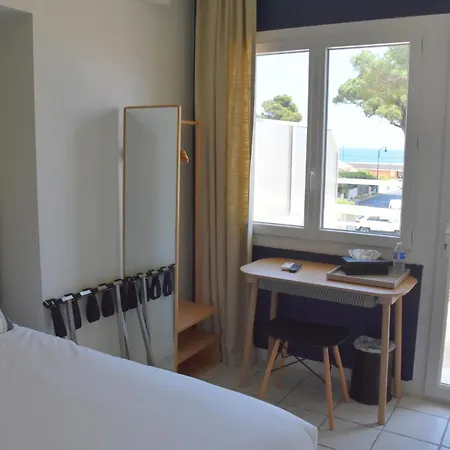 Logis Restaurant Le Kalliste Отель Йер