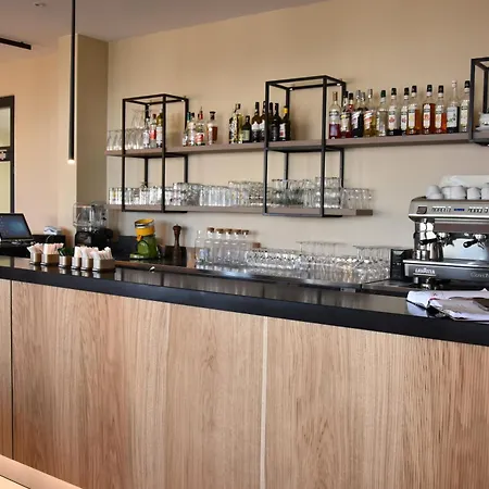 Отель Logis Restaurant Le Kalliste Йер